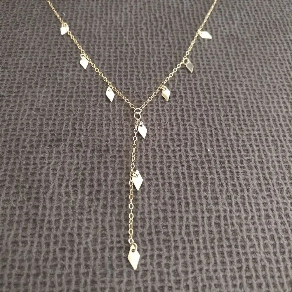 Choker style necklace with diamond♦ shaped accents